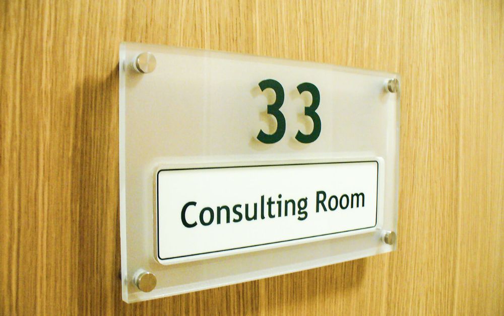 How Do You Choose the Right Acrylic Signage for Your Business?